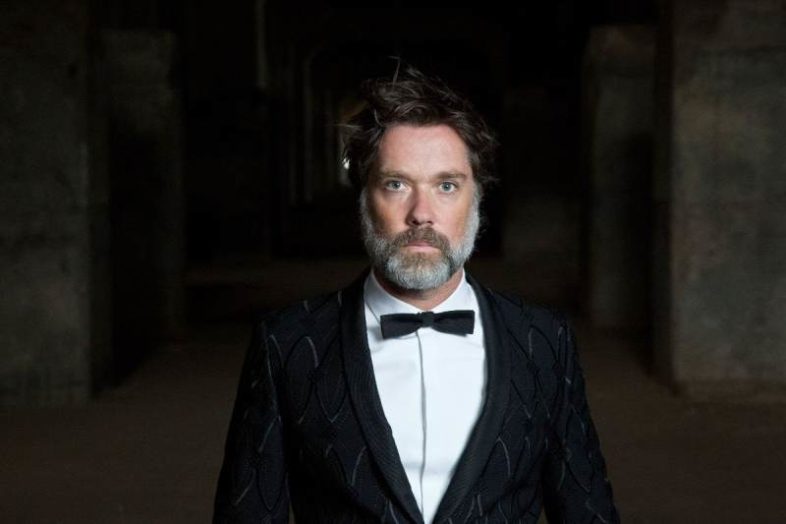 RUFUS WAINWRIGHT torna con “Trouble In Paradise”