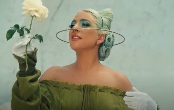 Video e Testo: LADY GAGA - 911 - Newsic.it