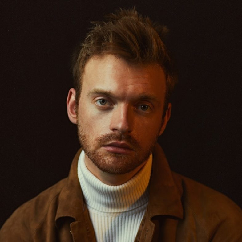 FINNEAS “Optimist” è il suo album di debutto. Guarda il video di “A Concert Six Months From Now”