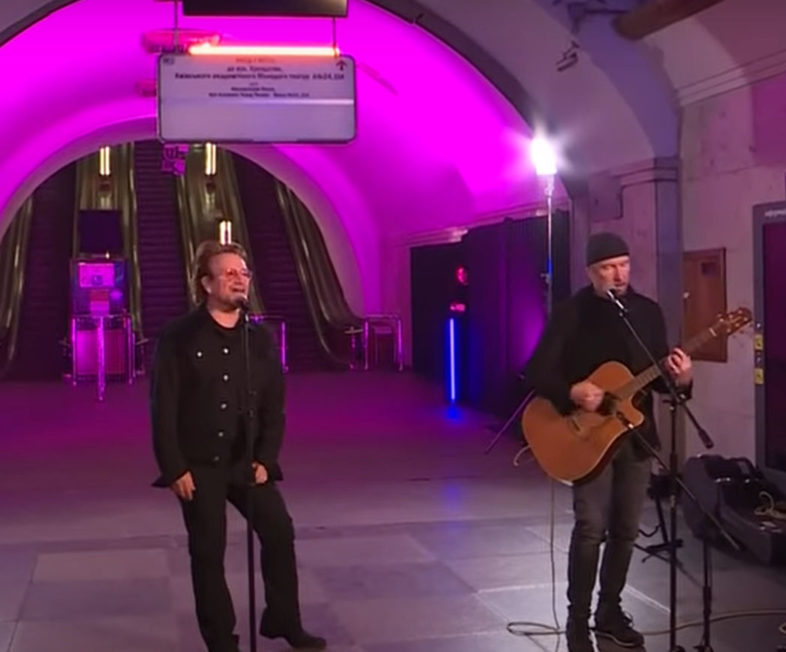 BONO e THE EDGE – un concerto a sorpresa nella metro di Kyiv