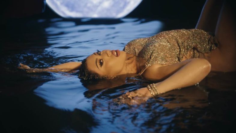 KALI UCHIS – “Moonlight” [Guarda il video]