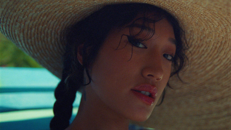 PEGGY GOU guarda il video di “(It Goes Like) Nanana”