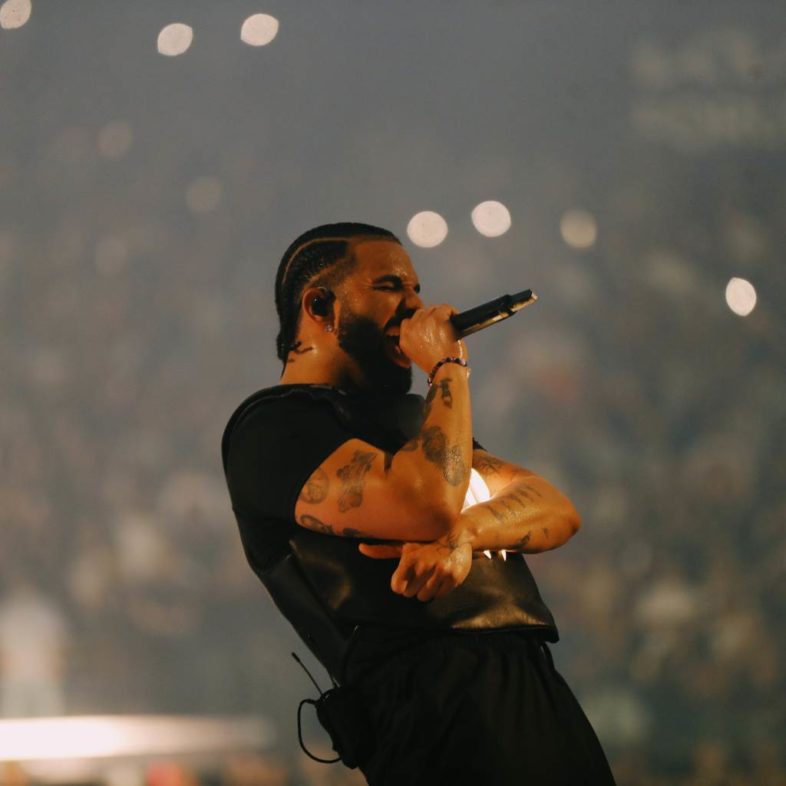 DRAKE debutta alla numero uno nella classifica album. Tra i singoli primo BORO