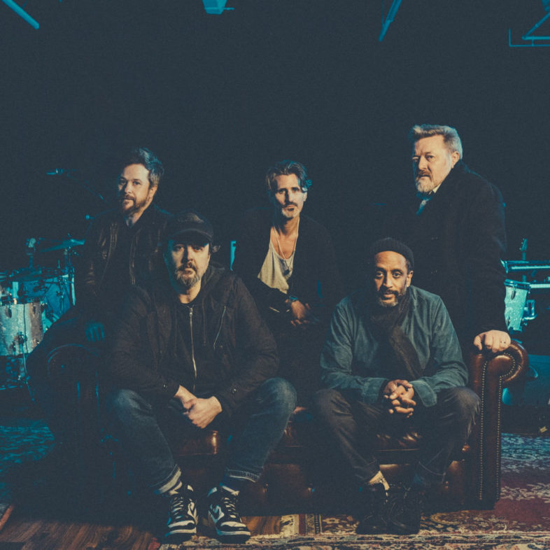 ELBOW debuttano alla numero uno nella classifica album UK. Tra i singoli c’è BENSON BOONE