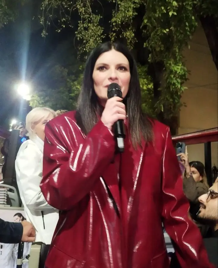 LAURA PAUSINI il racconto di “Ciao” in pullman in giro per Milano